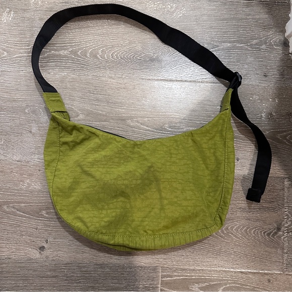 baggu medium crescent in avocado - Picture 2 of 3